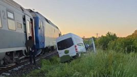 Baleset: vonattal ütközött egy 11 személyt szállító kisbusz