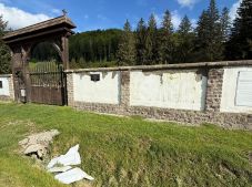 Megrongálták az úzvölgyi katonatemető tájékoztató tábláit