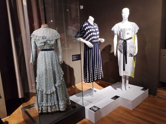 Társadalmi változások a divat tükrében – Megnyílt a Csíki Székely Múzeum legújabb tárlata