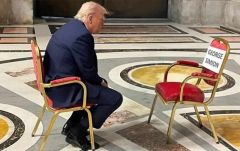 Üres székes mémcunami a választási vitáktól megfutamodó George Simionról