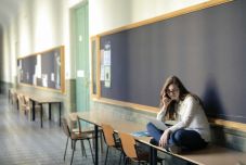 Rollerrel ment be az osztályba a diáklány, tanárnője felpofozta – eljárás indult ellene