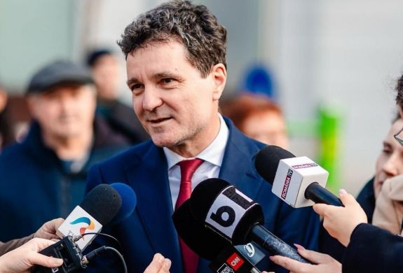 Nicuşor Dan a parlament hétfőn délben kezdődő ünnepélyes ülésén teszi le a hivatali esküt