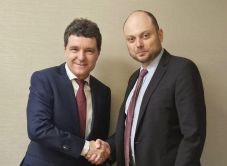 Orosz disszidenssel találkozott Nicușor Dan