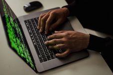 Két tonna drog, 180 fegyver, milliók kriptóban – óriási csapást mért az Europol a darkwebre