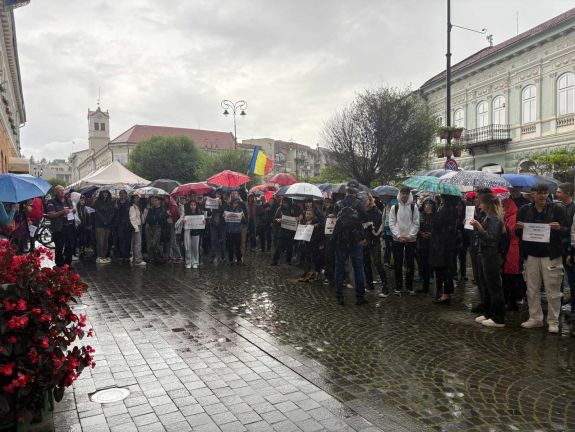 Tüntettek a sepsiszentgyörgyi városháza előtt a román iskola elhúzódó felújítása miatt