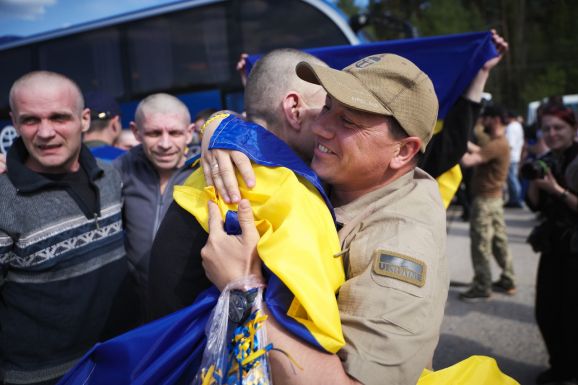Zelenszkij: hazatértek az első ukrán foglyok az ukrán–orosz fogolycsere keretében (VIDEÓ)