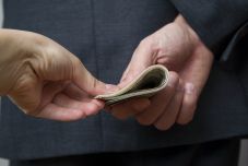 Korrupció az adóhatóságnál: havi védelmi pénzt kért az ANAF ellenőre