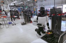Hamarosan takarít és főz? – A Tesla szerint humanoid robotja egyre ügyesebb (VIDEÓ)