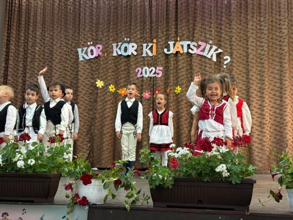 Kör, kör, ki játszik? – Idén is megrendezték a Fehér megyei magyar óvodások találkozóját