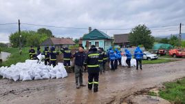 Háromszék harcol a vízzel: nagy erőkkel védekeznek az áradások ellen