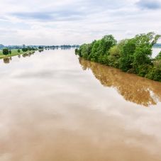 Vörös riasztás: súlyos árvízveszély Hargita, Kovászna és Brassó megyében – Maros megyében narancssárga jelzés