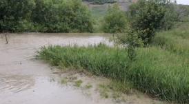 FRISSÍTÉS: Árvíz miatt lezárták az utat Nyikómalomfalva térségében (VIDEÓ)