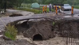 A heves eső elmosott egy ideiglenes hidat: Erdővidéket nem lehet a hatodi úton megközelíteni (VIDEÓ)