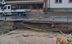 Áradások: Kovásznán beomlott a patak medrét védő kőfal (VIDEÓ)