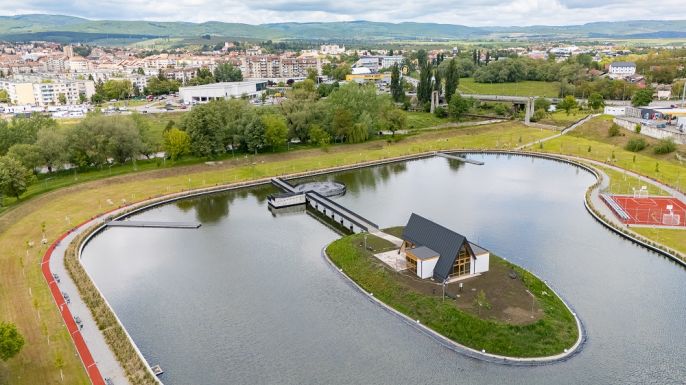 Új közösségi tér Sepsiszentgyörgyön: vasárnap nyílik az újra életre kelt Állomási tó