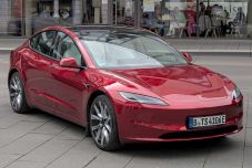 Nem csak Európában van zuhanórepülésben a Tesla