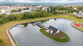 Új közösségi tér Sepsiszentgyörgyön: vasárnap nyílik az újra életre kelt Állomási tó