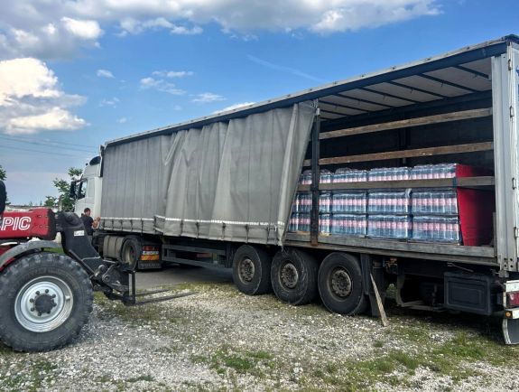 Ivóvízszállítmányok érkeztek Maros megyébe az állami tartalékokból