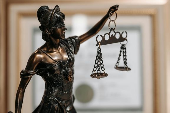 Bírálatözön a vagyonnyilatkozatok titkosítására: az átláthatóság a korrupció korlátozásának eszköze