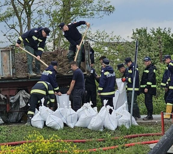 Brassó megye: hét embert és több száz állatot evakuáltak az Olt áradása miatt