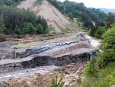 Kisebb beomlások következhetnek, lakott területek egyelőre nincsenek veszélyben   