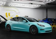 Megsínylették a Tesla eladásai, hogy Elon Musk belekotyog az európai politikába