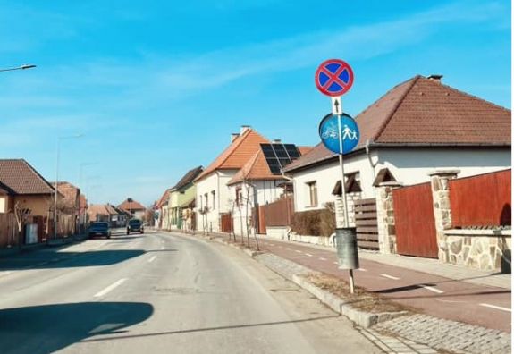 Új, megállást tiltó táblák Csíkszeredában – nem a büntetés a cél az intézkedésekkel