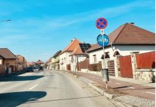 Új, megállást tiltó táblák Csíkszeredában – nem a büntetés a cél az intézkedésekkel