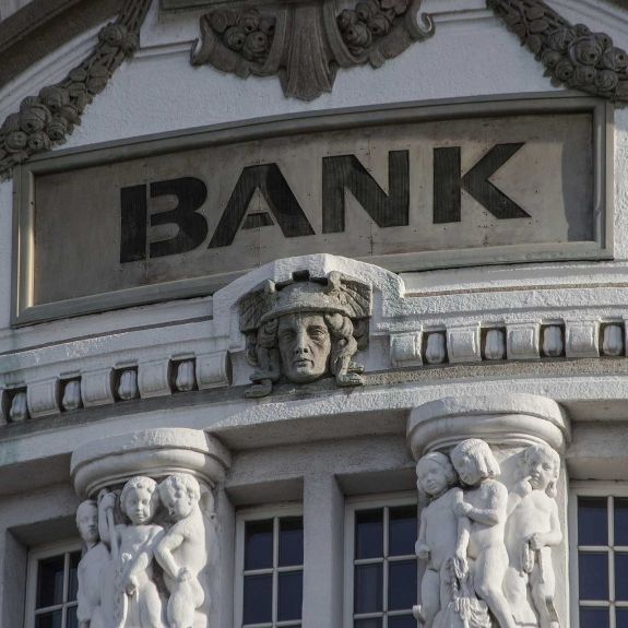 Változnak az idők: már van olyan bank, ahol a bérek kisebbek az országos átlagnál