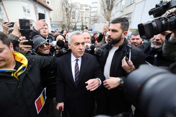 Georgescu nyerné az első fordulót, Antonescu döntőbe jutna
