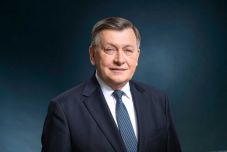 Ma nyújtja be jelöltségi iratcsomóját Crin Antonescu