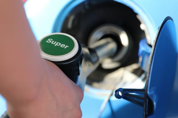 Ezért képtelenség a literenkénti 1 lejes üzemanyagár
