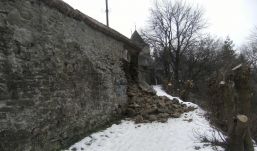 FRISSÍTVE – Ismét omlik a segesvári várfal egy része – Cáfol a műemlékmentő egyesület