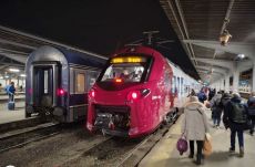 Kövekkel dobáltak meg egy új vonatot – Több járatot töröltek