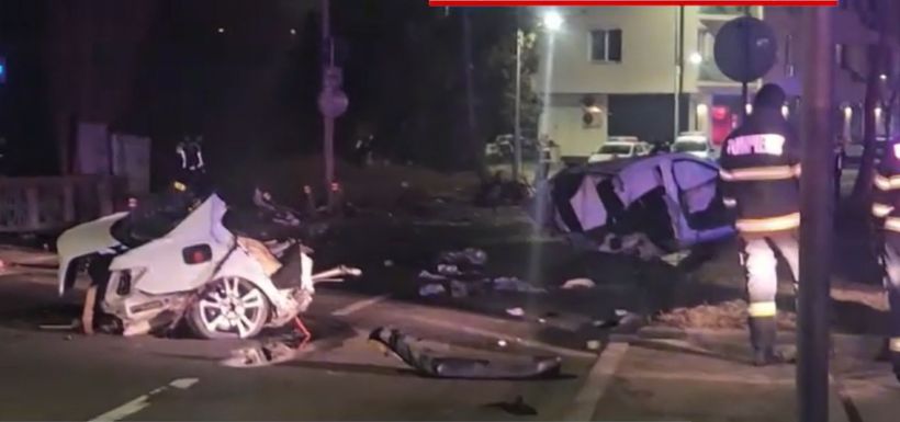 Villanyoszlopnak ütközött és kettészakadt egy autó: egy fiatal meghalt, hárman megsérültek