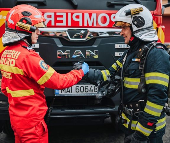 Robbanásveszély, miután egy autó gázcsőnek ütközött