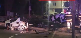 Villanyoszlopnak ütközött és kettészakadt egy autó: egy fiatal meghalt, hárman megsérültek