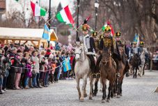 Forgalomkorlátozás lesz Sepsiszentgyörgyön: óriászászlós felvonulások a nemzeti ünnepen