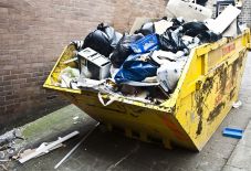 Illegális hulladékkal megrakott kisteherautót kobozott el a háromszéki rendőrség