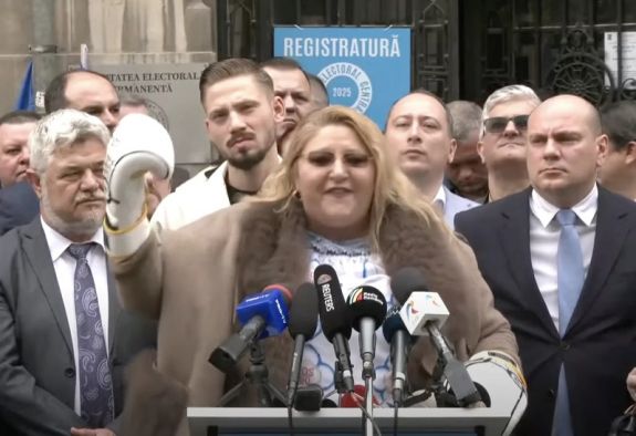 Diana Șoșoaca bokszkesztyűben nyújtotta be elnökjelöltségi iratcsomóját – kész a harcra