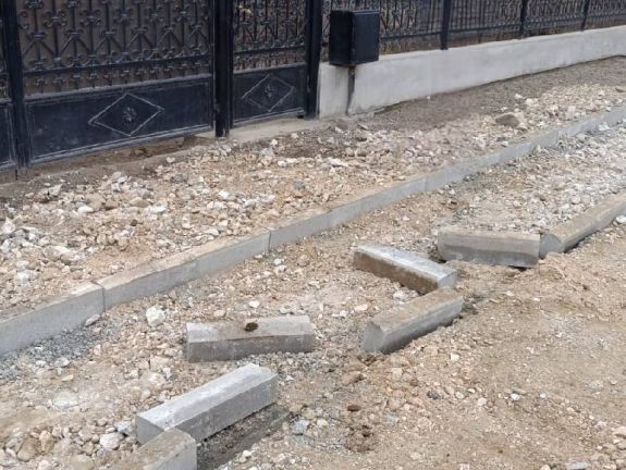 Akadozik az útfelújítás a Hargita megyei Felsőboldogfalván – Megrongálták a járdaszegélyeket