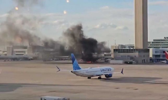 A repülőgép szárnyára menekültek az utasok egy kigyulladt repülőgépből Amerikában