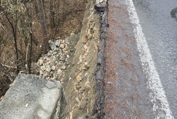 Ismét omladozik a Brassópojána felé vezető út