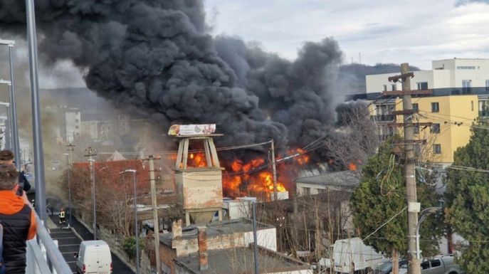 Hatalmas tűz ütött ki egy autófestő műhelyben – több megye tűzoltói küzdenek a lángokkal