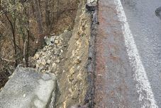 Ismét omladozik a Brassópojána felé vezető út