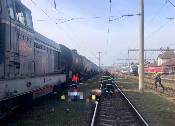 Felmászott a mozdonyra, hogy megjavítsa: halálos áramütés érte
