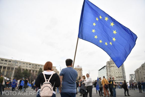 Ezrek tüntetnek a szélsőségek ellen, Európa mellett Bukarestben