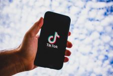 Egy TikTok-kihívás miatt halhatott meg egy 11 éves kislány