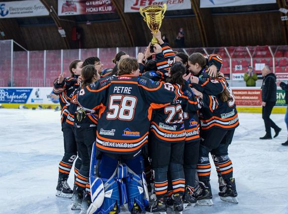 Női hoki: Sorozatban ötödször bajnokok a gyergyói „rókalányok”
