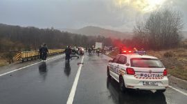 Két személygépkocsi és egy nyerges vontató ütközött – két nő szörnyethalt